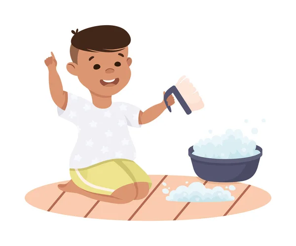 Cute Boy haciendo tareas domésticas y de limpieza alfombra de frotamiento con cepillo y jabón Vector ilustración — Archivo Imágenes Vectoriales