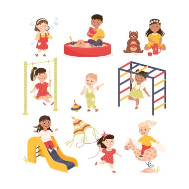 Gülen Çocuklar Oynuyor ve Eğleniyor Sabun Baloncukları, Kayıyor ve Sürücü Atlıkarınca Vector Seti