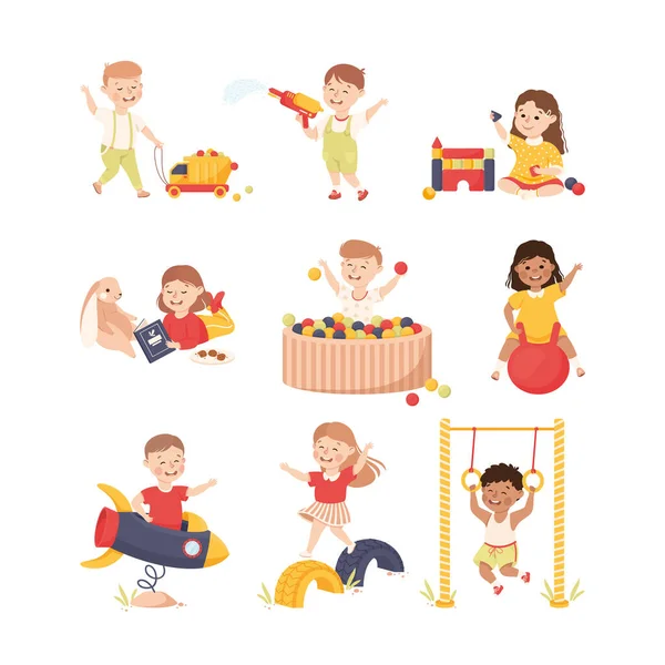 Lachende kinderen spelen en plezier stuiteren op de bal en trekken Speelgoed Auto Vector Set — Stockvector