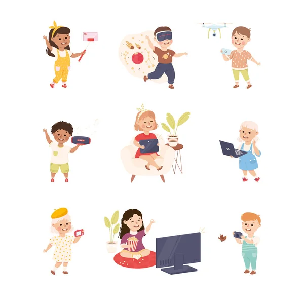 Enfants mignons utilisant des gadgets comme Smartphone et ordinateur vectoriel Set — Image vectorielle