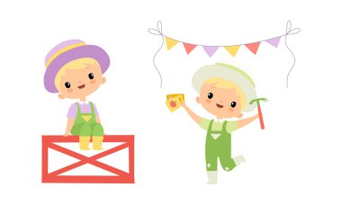 Tulum giymiş küçük sarışın çocuk. Çit ve Tohum taşıyıcı setinde oturuyor.