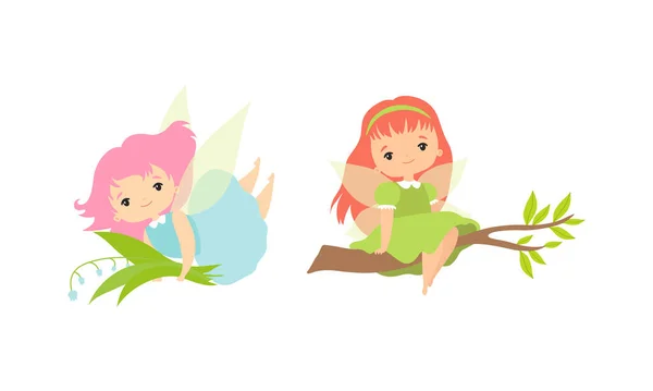 Pequena fada ou Pixie com asas como ninfa Woodland Sentado no ramo da árvore e pairando com conjunto de vetor de flores — Vetor de Stock