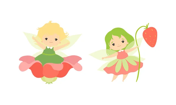 Little Fairy ou Pixie com Asas como Ninfa Woodland Sentado em Flower Cup e Segurando Strawberry Stalk Vector Set —  Vetores de Stock