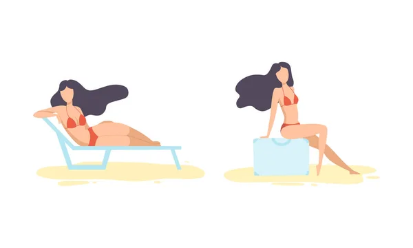 Молода жінка на березі моря Сидяча на Travel Suitcase і Lounging on Deckchair Vector Set — стоковий вектор