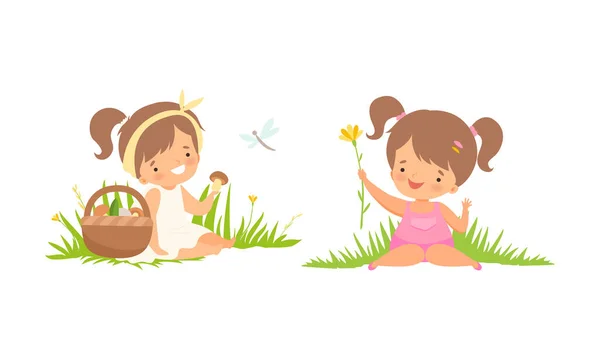 Yeşil çayır çimenlerde oturan şirin küçük kız sepeti mantar ve çiçek taşıyıcı setiyle dolu. — Stok Vektör