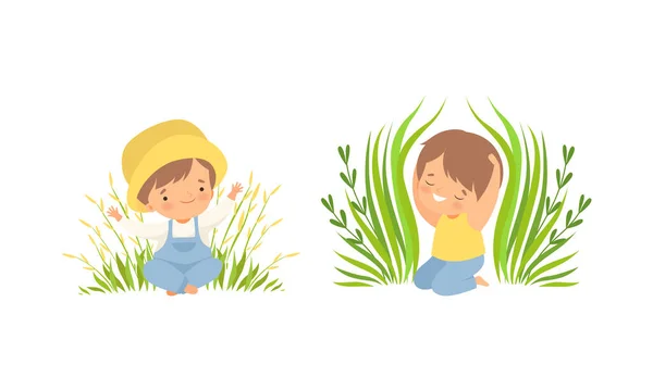 Yeşil çayır çimenliğinde oturan ve gülümseyen vektör setinde oturan sevimli küçük çocuk. — Stok Vektör