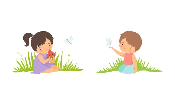 Ragazzino carino e ragazza seduto su erba verde prato con fiore vettoriale set — Vettoriale Stock