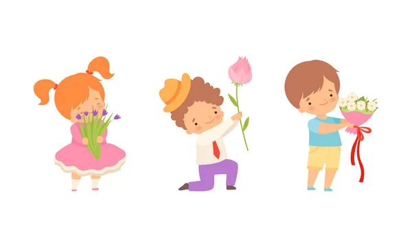 Lindo niño y niña dando flores expresando felicitación conjunto de vectores — Vector de stock