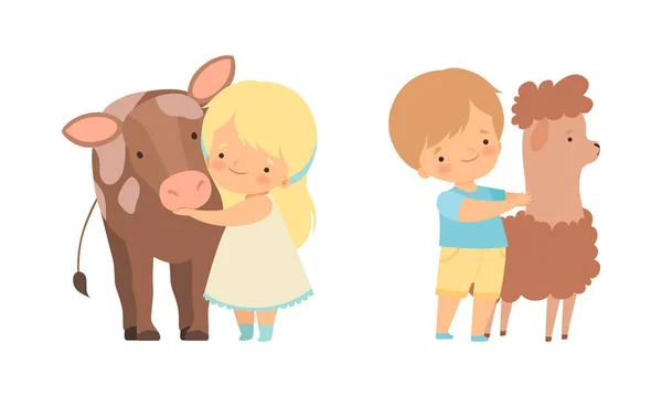 Carino bambino e ragazza interagire con animale in accarezzare zoo vettoriale set — Vettoriale Stock