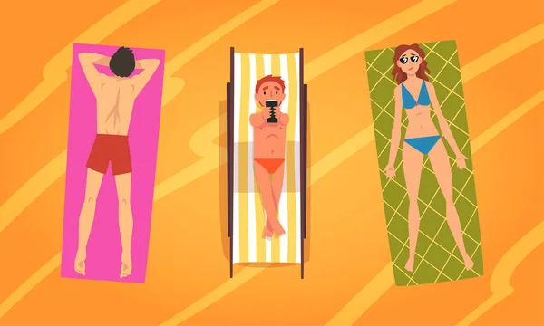 人々キャラクター日光浴サンディビーチのブランケットに横たわって暑い夏を楽しむベクトルイラストセット — ストックベクタ