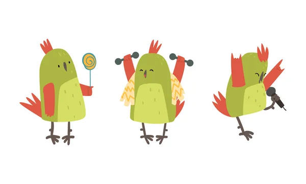 Funny Parrot Holding piruleta, levantando sombrillas y cantando en el conjunto de vectores de micrófono — Vector de stock