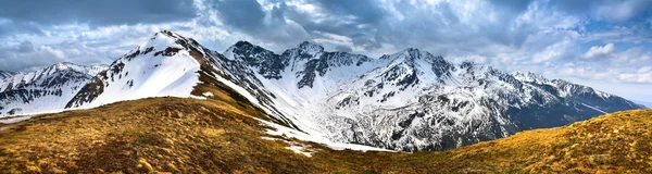 Panoramiczny widok ośnieżonych Tatr Zachodnich — Zdjęcie stockowe