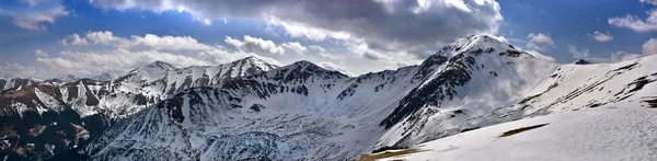冰雪覆盖的西方 Tatra 的全景视图 — 图库照片