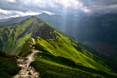 Üzerinde Tatra dağ güneş ışınlarının