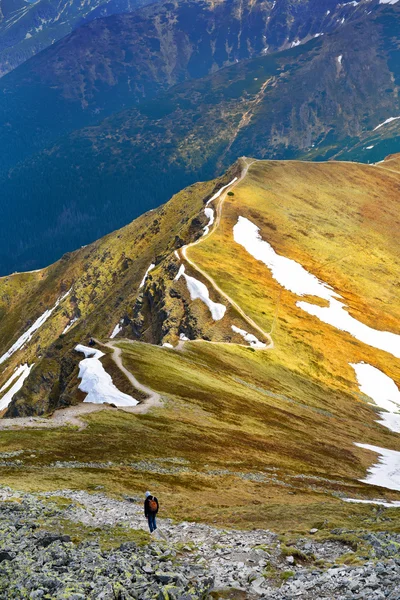 L'homme sur le sentier de montagne — Photo