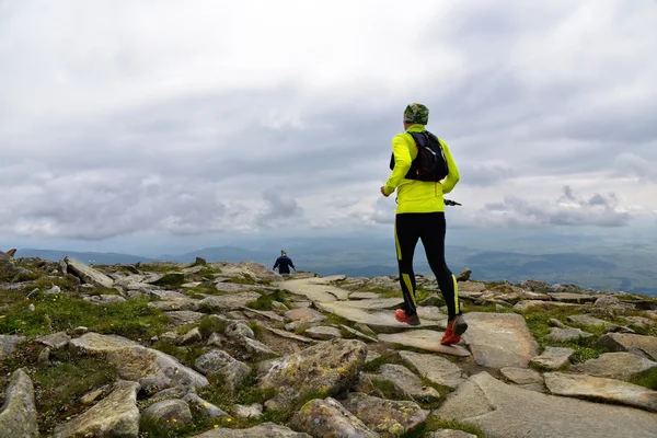 Trail running homme sur le sentier de montagne — Photo