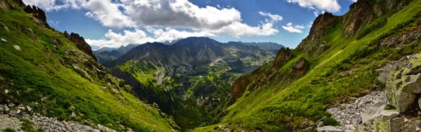 Vue panoramique de la vallée de cinq lacs dans la montagne Tatra — Photo