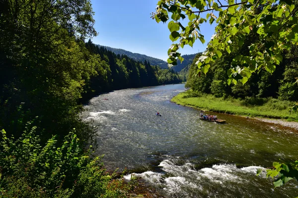 Piękny widok na Pieniny górskiej rzeki Dunajec — Zdjęcie stockowe