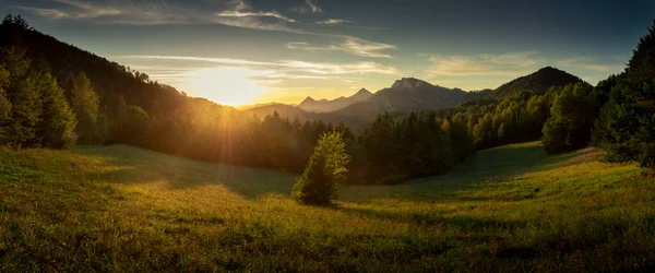 Vista Panorámica Atardecer Sobre Macizo Las Tres Coronas Montaña Pieniny — Foto de Stock