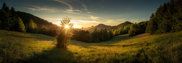 Puesta Sol Sobre Macizo Las Tres Coronas Montaña Pieniny Polonia — Foto de Stock