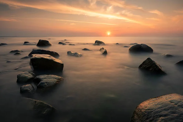 Pôr Sol Sobre Pedras Mar Báltico — Fotografia de Stock