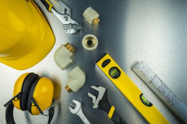 Fırçalanmış alüminyum arka planda tesisat araçları ve montajlar