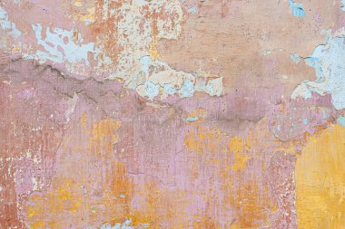 Çatlak, yıpranmış, eski püskü, soyulmuş duvarlar.