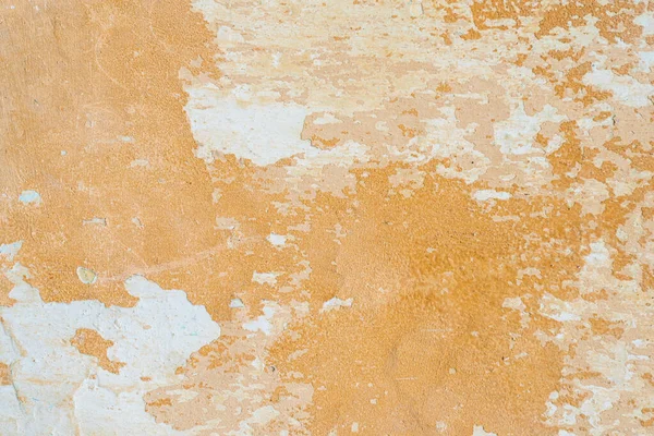 Çatlak, yıpranmış, eski püskü, soyulmuş duvarlar.