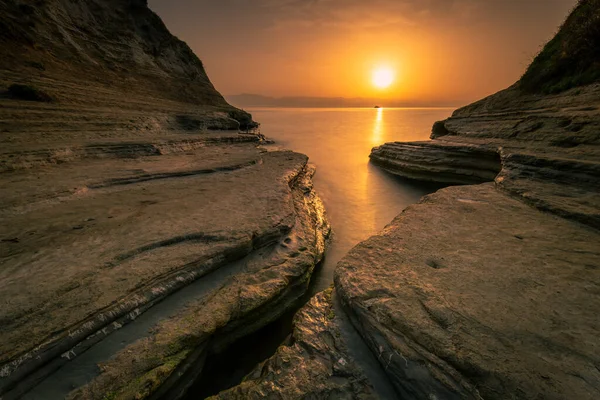 Kayalık Sahilde Güzel Bir Gün Doğumu Yunan Adası Korfu Kuzey — Stok fotoğraf