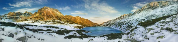 Панорамний зимовий вид на долину п'яти озер — стокове фото