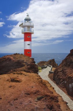 Kırmızı ve beyaz deniz feneri buzlu