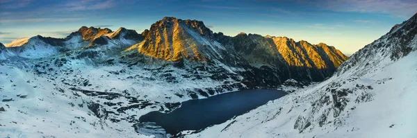 Winterpanorama mit Blick auf das Tal der fünf Seen in der Tatra — Stockfoto