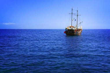 Okyanus dalgaları geleneksel yolcu gemisinde