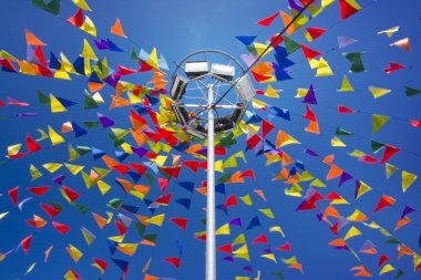 Mavi gökyüzü arka plan üzerinde geleneksel bayrak