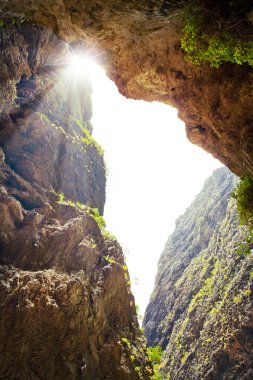 Kayaların geçen güneş ışınları