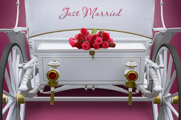 Beyaz özel düğün arabası için aşık