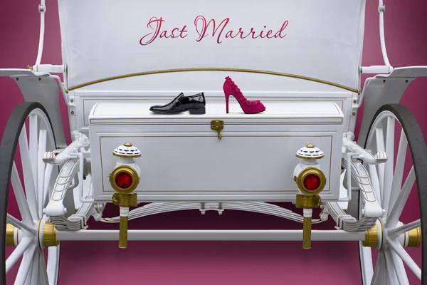 Beyaz özel düğün arabası için aşık