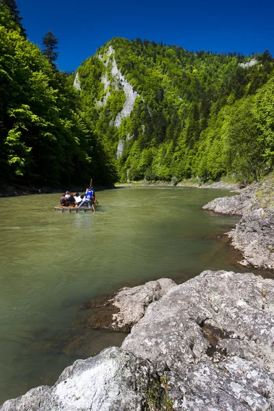 Barco tradicional no rio da montanha Dunajec — Fotografia de Stock