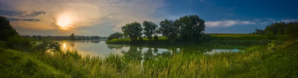 Blick auf den Sonnenuntergang über den See — Stockfoto