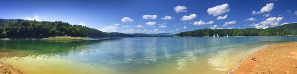 Vista panorâmica da costa do lago Solina — Fotografia de Stock