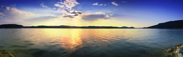 Gölün üzerinde gün batımı