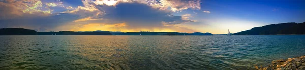 Panoramabild eines Sonnenuntergangs über dem Solina-See — Stockfoto