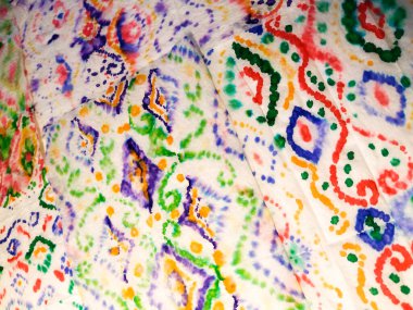 Suluboya deseni. Soyut Sıçrama. Otantik Fırça Sanatı. Tie Dye Batik. Sarı suluboya baskı. Kırmızı kravat boyalı gömlek. Yeşil Sanatsal Kirli Sanat. El yapımı Dirty Art. Islak Resim Yazdırma.