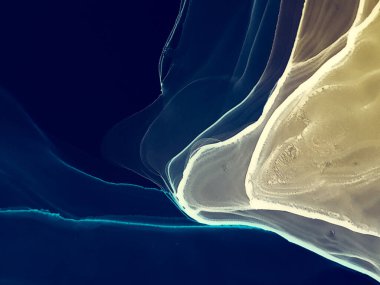 Koyu mavi soyut resim. Soyut arkaplan. Suluboya doku. Islak Sanat Yazıcısı. Mavi Alkol Mürekkep Yazıcı. Suluboya deseni. Soyut Sıçrama. Banner 'a su sıçrat. Alkol Mürekkebi Gömleği. Çivit