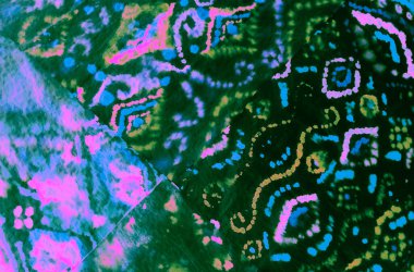 Suluboya Baskı. Dişlerimi fırçaladım. Koyu Yeşil Fırçalı Sancak. Tye Die Print. Pembe Kova deseni. Dark Tie Dye Batik. Parlak Sanatsal Kirli Sanat. Kirli Arkaplan. Islak Resim Yazdırma.