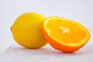 Portakal ve limon beyaz arka planda