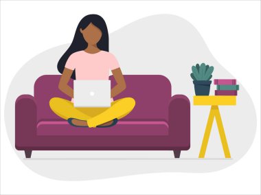 Kanepede oturan dizüstü bilgisayarlı siyahi kadın. Merkez ofis, serbest ya da öğrenim konsepti. Düz biçim vektör illüstrasyonu.