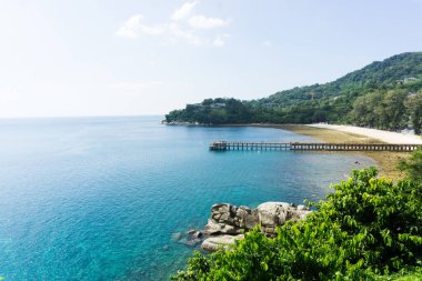 Denize kadar uzanan uzun köprüsü olan körfez, mavi denizi olan sahil, Phuket, Tayland
