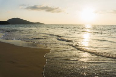 Akşamları dalgalı deniz ve güzel plajlar, Tayland 'da deniz..