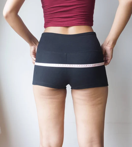 반바지를 엉덩이를 측정하고 엉덩이 크기와 테입을 수있는 허벅지는 라이트 Cellulite — 스톡 사진